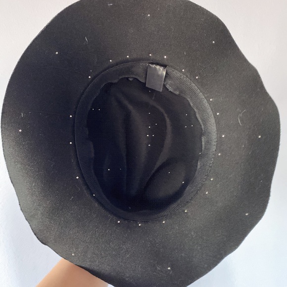 Pearls 🎩 Hat OOTD - Picture 4 of 5